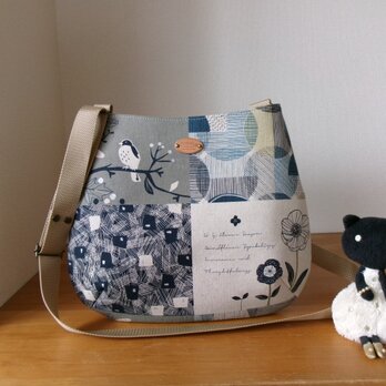 パッチワーク柄綿麻生地のおにぎり型ショルダーバッグ（鳥＆お花）