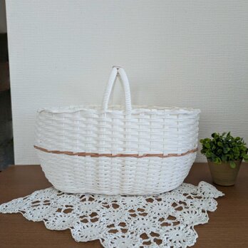 インテリア収納にもお出かけにもぴったりな清潔感あふれる白ワンハンドルかご　大きめ　クラフトバンド
