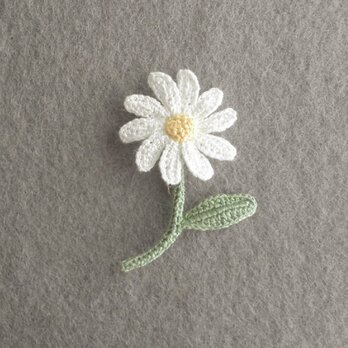 かぎ針で編んだブローチ　大人可愛いコサージュ　デイジーみたいな一輪のお花　くすみパステルカラー　刺繍糸２本どり