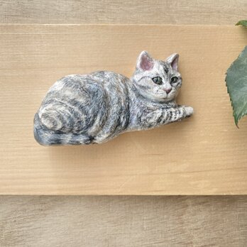 木彫りのアメショ猫のブローチ