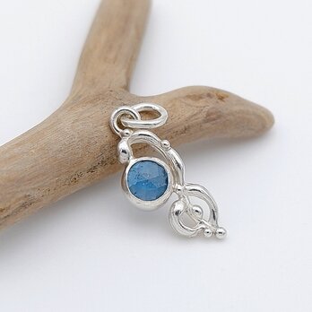 ネオンブルーカイヤナイトデザインペンダント　～蒼の芽吹き～　天然石リング　一点物　macari