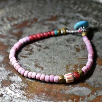 アンティークピンクマサイ、金赤ホワイトハーツ、カンネ&ターコイズブルーシェブロンビーズのブレス（ターコイズ留め金）