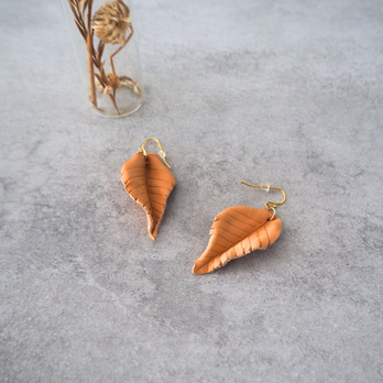 【受注生産】レザーリーフピアス（ll_01）