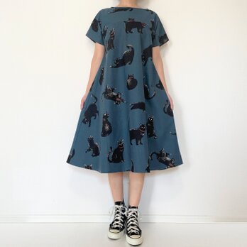 こなまいきな黒猫のワンピース＊ポケット付き＊国産コットン　綿100％＊半袖＊ブルーグレー