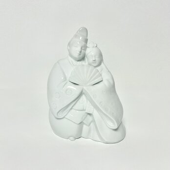 白磁の、寄り添う雛人形