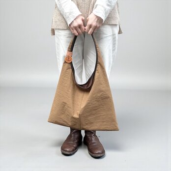 肩にかけやすくたっぷり荷物が入る！オオカミ少年：キャメル（KONBU　撥水加工ナイロン素材ワンショルダーバッグ）