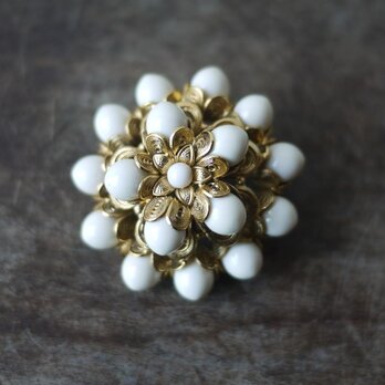 ミルクガラスのブローチ ドイツヴィンテージ