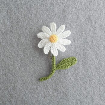 かぎ針で編んだブローチ　大人可愛いコサージュ　デイジーみたいな一輪のお花　レトロな雰囲気　刺繍糸２本どり