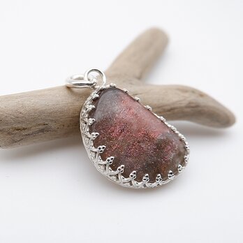 タンザニア産パープルヘイズサンストーンの飾り枠ペンダント　2～幻惑の輝き～　天然石アクセサリー　ペンダントトップ　一点物　