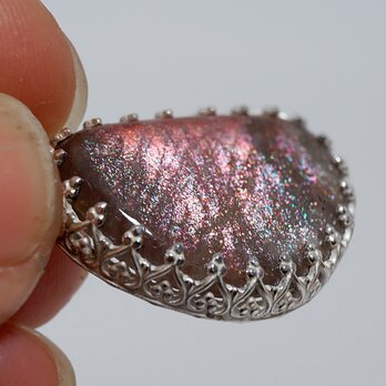 タンザニア産パープルヘイズサンストーンの飾り枠ペンダント　2～幻惑の輝き～　天然石アクセサリー　ペンダントトップ　一点物　