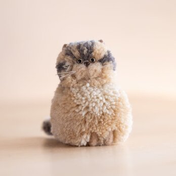 草木染めのポンポン猫　キジトラ（おすわり）