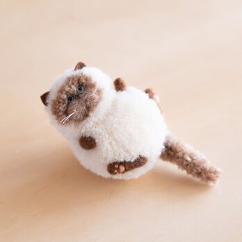 草木染めのポンポン猫　シャム（ねころがり）