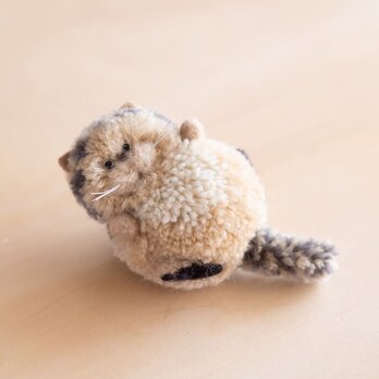 草木染めのポンポン猫　キジトラ（ねころがり）