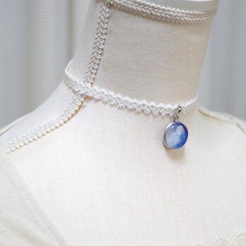 【受注製作】レジンアート　ラウンドモチーフとタティングレースとサテンリボンのチョーカー〈雪解けの水〉