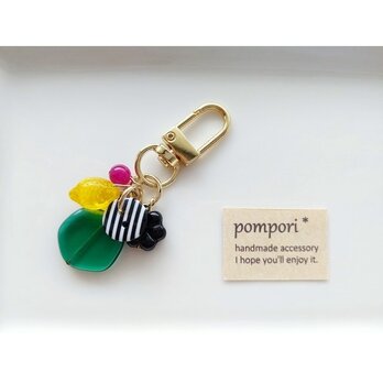 ストライプボタンのしゃらしゃらキーホルダー（黒）