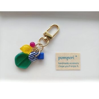 ストライプボタンのしゃらしゃらキーホルダー（ブルー）