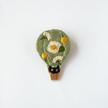 ［受注制作］ネコ㏌気球の刺繍ブローチ（green）
