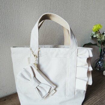 フリルが可愛い帆布のトートバッグ