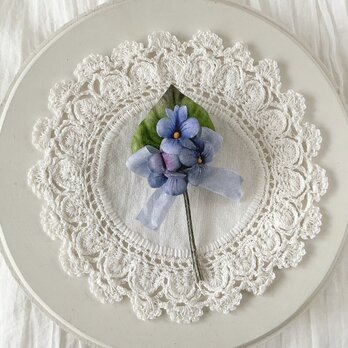 〈染め花〉スミレの3輪コサージュ(青紫)