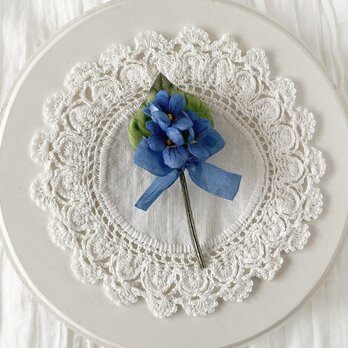 〈染め花〉スミレの3輪コサージュ(ブルー)