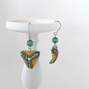 三角ピアス(マスタード×ターコイズ)