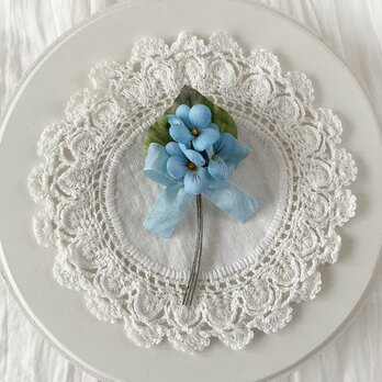 〈染め花〉スミレの3輪コサージュ(ライトブルー)