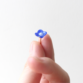 ヴィンテージガラスとパール｜青い花のピアス／ノンホールピアス［B］