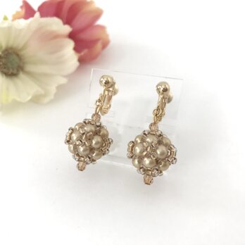 ビーズボール の クラシカル イヤリング　シャンパン ゴールド ライトゴールド ベージュ