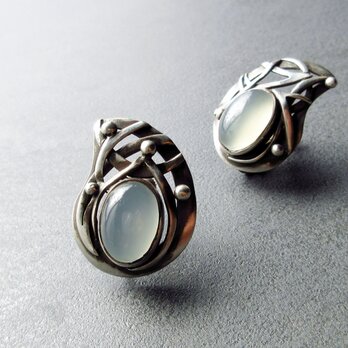 まろやかなニュアンスカラー・カルセドニーのイヤリング