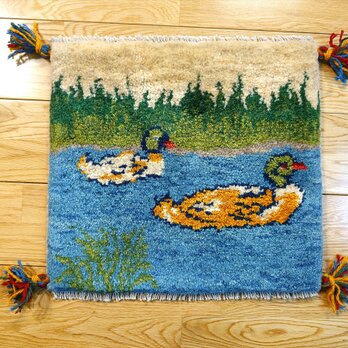 ペルシャ　ギャッベ　ミニマット　ラグ　横43x39cm　風景　池で泳ぐカモ　Z1614