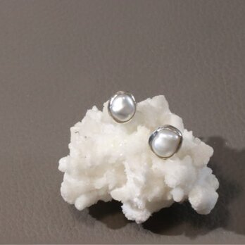 自然の形を包んだパールのピアス（Sv925）