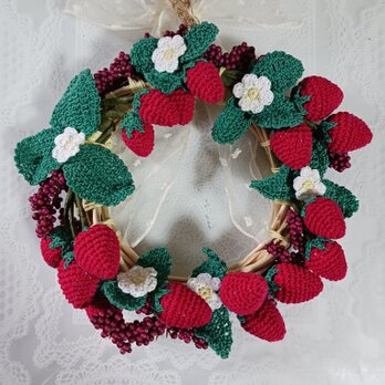 イチゴと木の実のリース ハンドメイド かぎ針編み 壁飾りのコピー