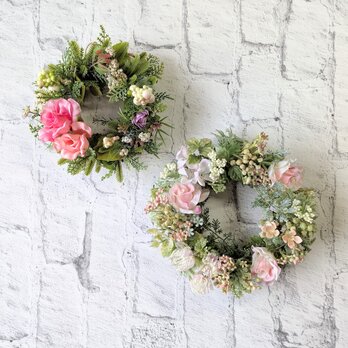 小花とバラのアーティフィシャルフラワーリースとミニリース（２点セット）[a20261002]