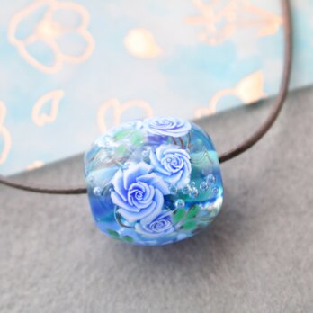 ブルーローズのとんぼ玉（ガラス玉）水色×青／泡入り