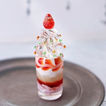 ガラスのミニチュア苺パフェ★ガラスのミニチュア洋菓子店★