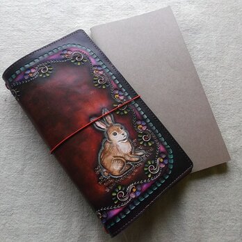 トラベラーズノートカバー　“ウサギ”　牛革、刻印＆拭き染め　カードポケット付き　