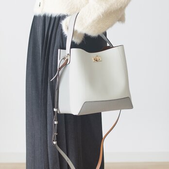 新作 牛革軽量3WAYバケットバッグ【ミルキーホワイトｘグレー】仕切り兼ポーチ付・取り外し可｜長財布OK｜数量限定コラボ