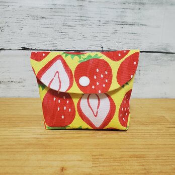 いちごの小さなポーチ
