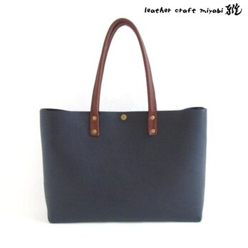 たっぷり収納♪《牛革》A４対応・三角マチヨコ型トート・シュリンク・ネイビー・0527