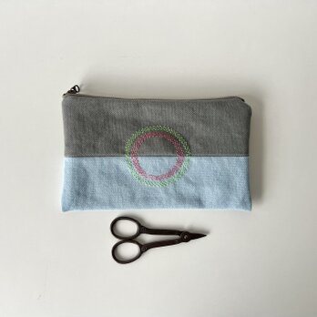 刺繍入りぺたんこポーチ　薄灰色×薄水色