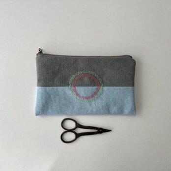 刺繍入りぺたんこポーチ　薄灰色×薄水色