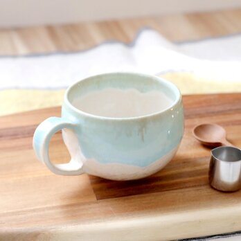 白釉と流れる水色の丸いマグカップ