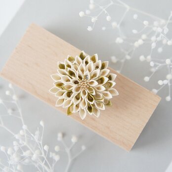 【一点物】紙のつまみ細工 帯留め ── 黄金（こがね）を纏う大輪の華