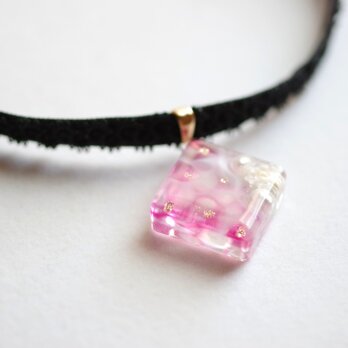 【受注製作】レジンアート　スクエアモチーフとタティングレースとベルベットリボンのチョーカー〈水紋・ピンク〉