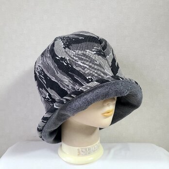魅せる帽子☆リバーシブルが嬉しい♪綿カットソーと迷彩柄のバイカラークロッシュ～グレー
