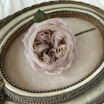 〈染め花〉イングリッシュローズのコサージュ（中輪・グレージュ)