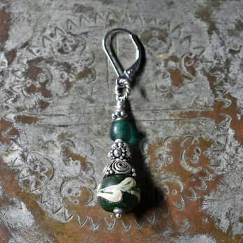 ダークグリーンスクイッグルとブルーグリーンビーズ、シルバービーズの片耳ピアス