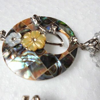 シェル製の花のペンダント