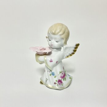 ピンクのバラを抱えた、キュートなベビー天使