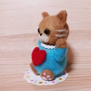 羊毛フェルト製 青い服に白いリボンのかわいい茶虎イメージ